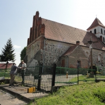 Parafianie odnawiają ogrodzenie wokół kościoła w Nowym Targu
