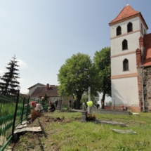 Parafianie odnawiają ogrodzenie wokół kościoła w Nowym Targu